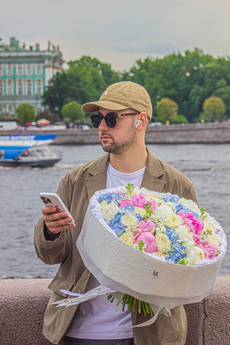 Мужчина с букетом
