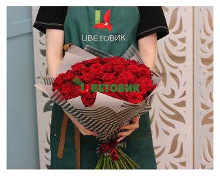 51 красная роза 50-60 см (Россия) в упаковке