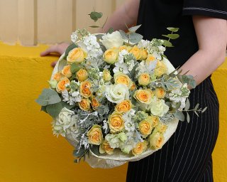Букет из 5 желтых кустовых роз (Россия), 7 белых маттиол и 3 лизиантусов
