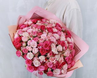 Букет из 51 кустовой розы нежный микс 40 см (Кения) в стильной упаковке