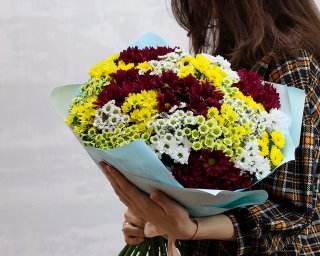 Букет из 25 кустовых хризантем Сантини яркий микс