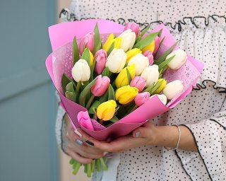 Букет из 25 стандартных тюльпанов микс в розовой упаковке