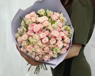 15 высоких кустовых роз 60-70 см (Кения) и 10 альстромерий в стильной упаковке
