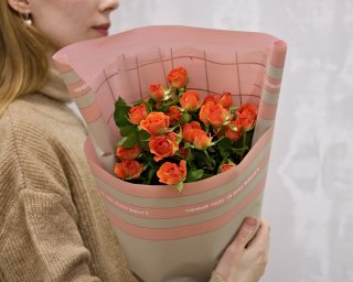 5 оранжевых высоких кустовых роз 60-70 см (Кения) в дизайнерской упаковке
