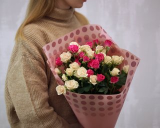 Букет из 9 высоких кустовых роз микс белых и малиновых 60-70 см (Кения)