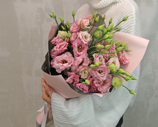 Букет из 11 розовых эустом в стильной упаковке