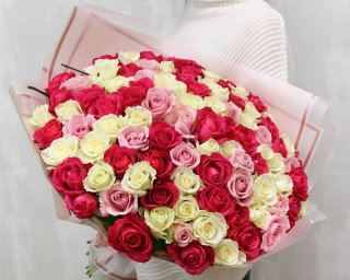 Букет из 101 розы нежный микс 35-40 см (Россия) в стильной упаковке