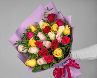 Букет из 25 роз Кения 35-40 см и зелени в упаковке