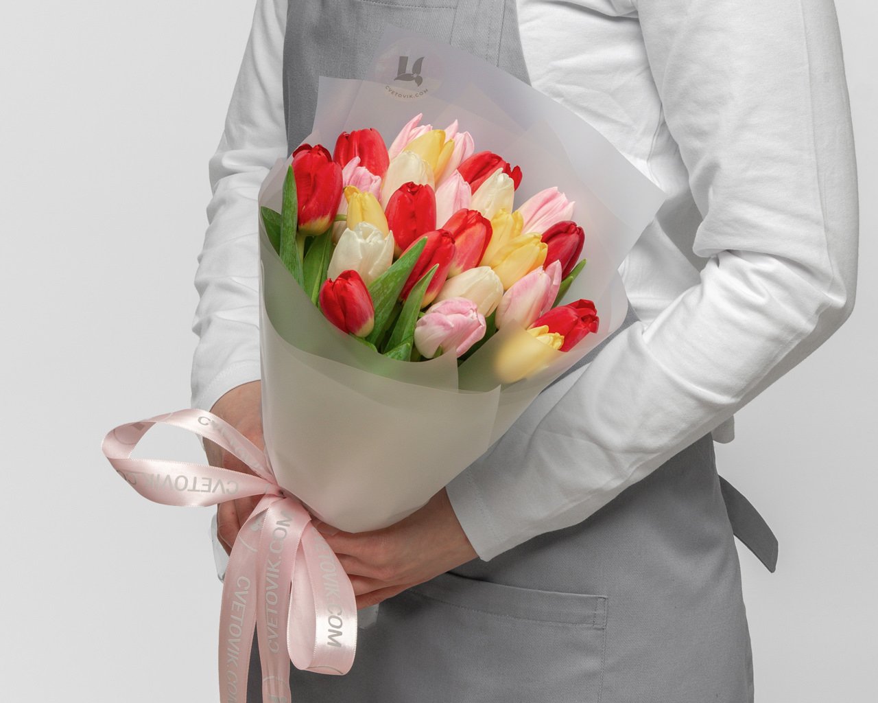 Букет из 25 тюльпанов стандарт микс в стильной упаковке - 2