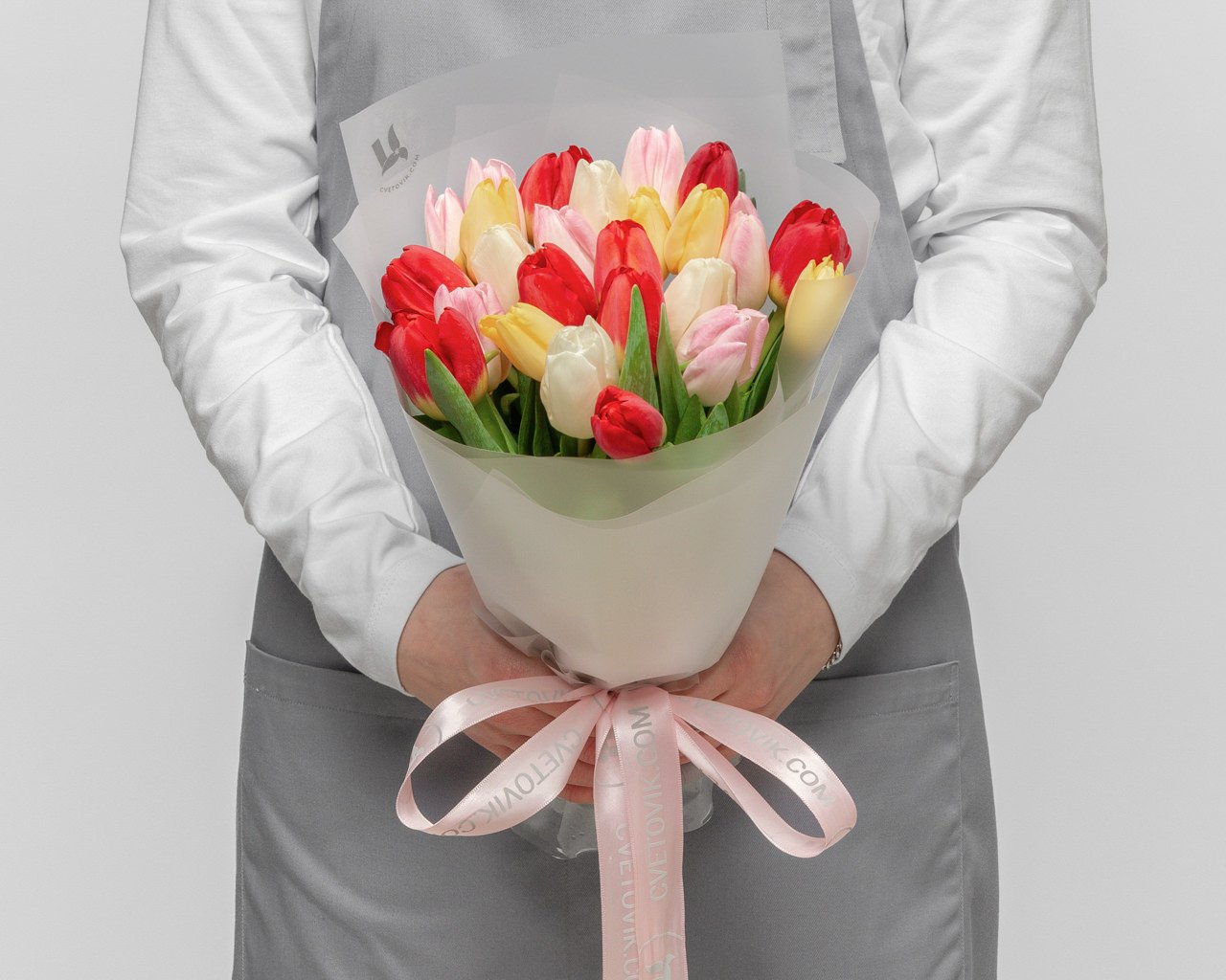 Букет из 25 тюльпанов стандарт микс в стильной упаковке - 3