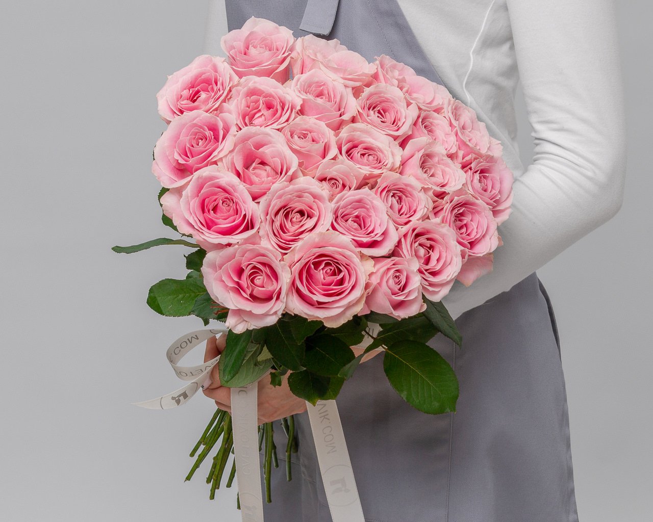Букет из 25 розовых роз 50-60 см (Россия) под ленту - 3