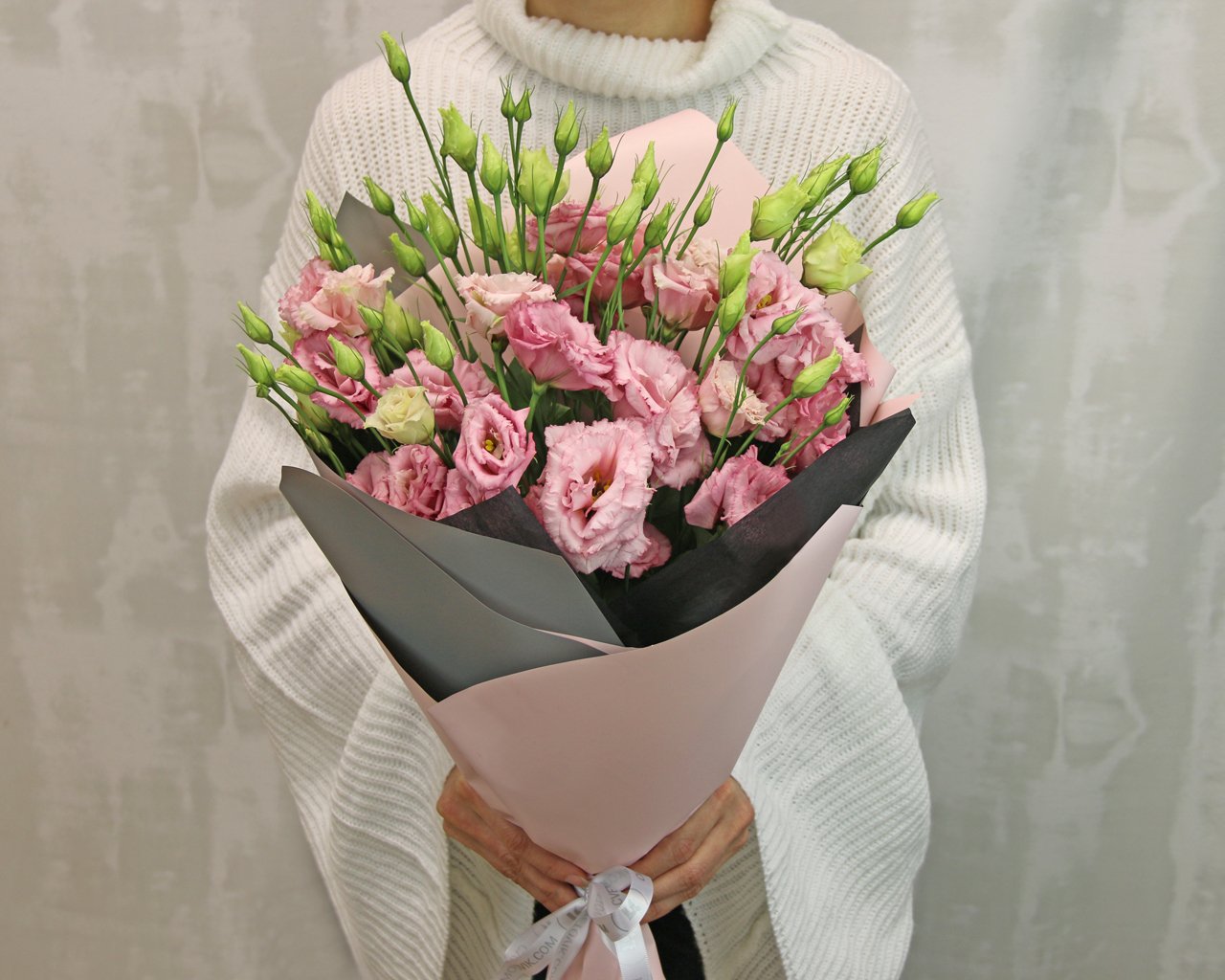 Букет из 11 розовых эустом в стильной упаковке - 2
