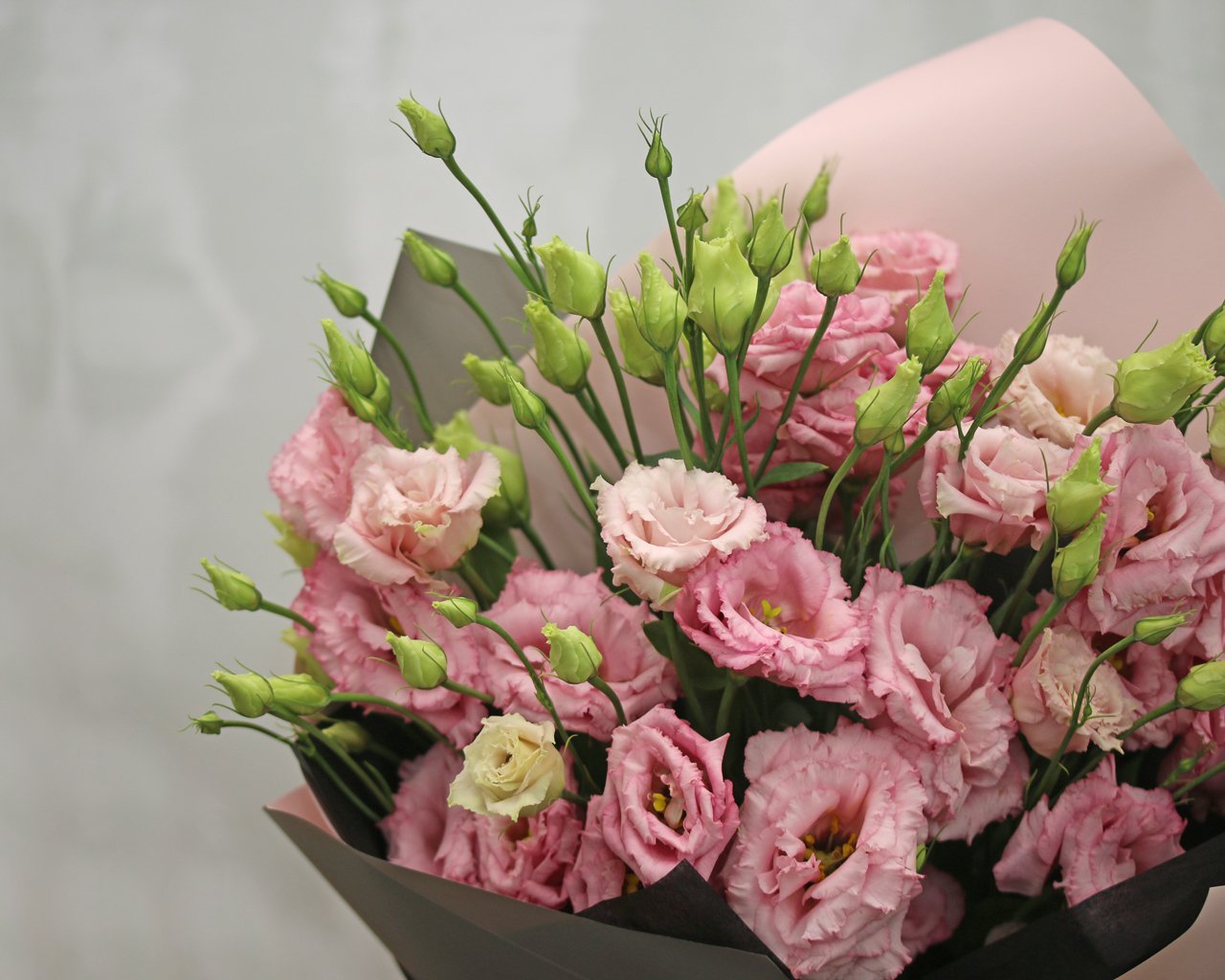 Букет из 11 розовых эустом в стильной упаковке - 4