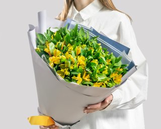 Букет из 25 желтых альстромерий в стильной упаковке  small - 2