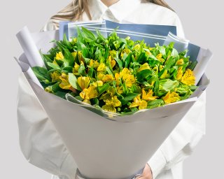 Букет из 25 желтых альстромерий в стильной упаковке  small - 3