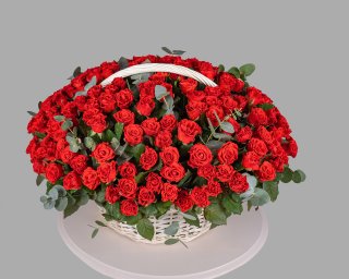 Корзина цветов из 201 розы 50-60 см (Россия) с эвкалиптом  small - 2