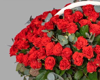 Корзина цветов из 201 розы 50-60 см (Россия) с эвкалиптом  small - 4