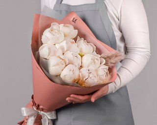 Букет из 11 белых пионов (Premium) в упаковке small - 3