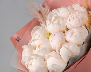 Букет из 11 белых пионов (Premium) в упаковке small - 4