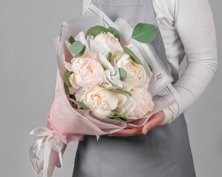 Букет из 5 белых пионов (Premium) в дизайнерской упаковке  small - 3