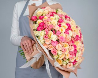 Букет из 101 кустовой розы нежный микс 40 см (Кения) в стильной упаковке  small - 2