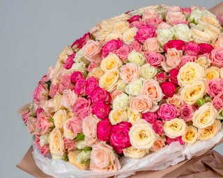 Букет из 101 кустовой розы нежный микс 40 см (Кения) в стильной упаковке  small - 3