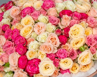 Букет из 101 кустовой розы нежный микс 40 см (Кения) в стильной упаковке  small - 4