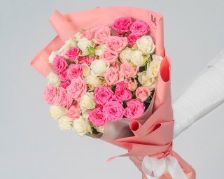Букет из 11 кустовых роз микс 40 см (Кения) в стильной упаковке  small - 2