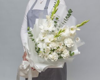 Букет из 3 гладиолусов и 3 альстромерий в дизайнерской упаковке  small - 3