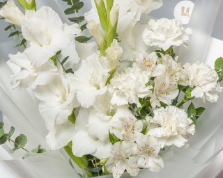 Букет из 3 гладиолусов и 3 альстромерий в дизайнерской упаковке  small - 5