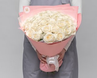 Букет из 35 белых роз 35-40 см (Россия) в дизайнерской упаковке  small - 3