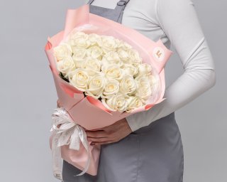 Букет из 25 белых роз 35-40 см (Россия) в матовой пленке  small - 2