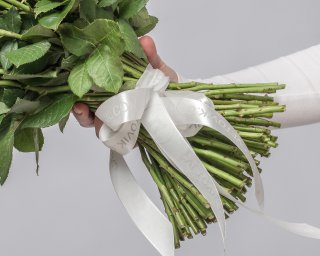 Букет из 101 белой розы (Кения) 35-40 см под ленту  small - 4