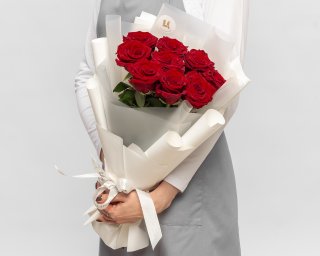 Букет из 9 красных роз премиум 40-50 см (Эквадор) в стильной упаковке  small - 2