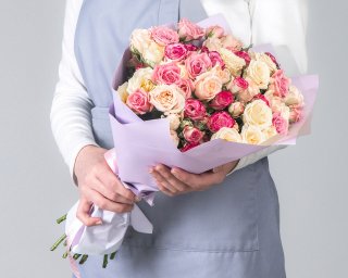 Букет из 15 кустовых роз микс 40 см (Кения) в стильной упаковке  small - 2
