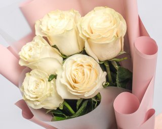 Букет из 5 белых роз премиум 40-50 см (Эквадор) в стильной упаковке  small - 4