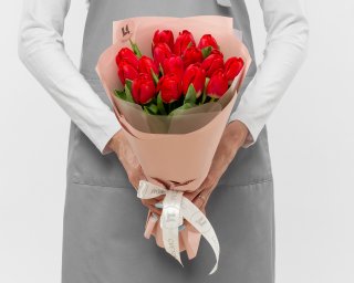 Букет из 15 красных тюльпанов стандарт в упаковке  small - 3