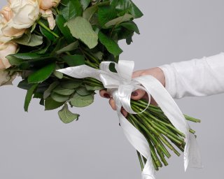 Букет из 35 белых и кремовых роз  35-40см (Россия) под атласную ленту  small - 4