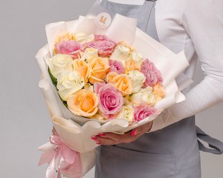 Букет из 25 роз в пастельных тонах 35-40 см (Россия) в упаковке  small - 2