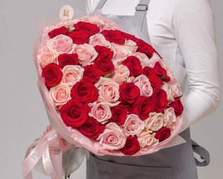 Букет из 51 красной и розовой розы 35-40 см (Россия) в упаковке  small - 3