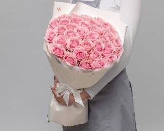 Букет из 35 розовой розы 50-60 см в дизайнерской упаковке (Россия)  small - 2