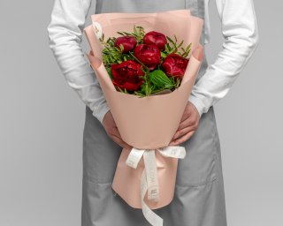 Букет из 5 красных пионов с зеленью в упаковке  small - 3