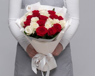Букет из 25 красных и белых роз (Россия) 35-40 см в упаковке  small - 2