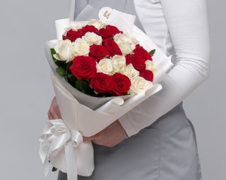 Букет из 25 красных и белых роз (Россия) 35-40 см в упаковке  small - 3