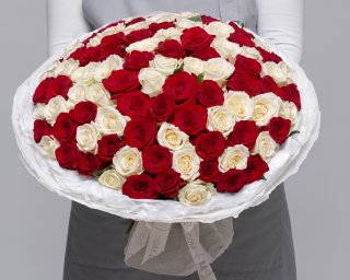 Букет из 101 красных и белых роз (Россия) 35-40 см в упаковке  small - 2