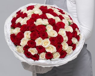 Букет из 101 красных и белых роз (Россия) 35-40 см в упаковке  small - 3