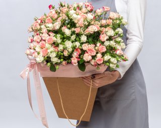 Букет из 19 высоких кустовых роз (Кения) нежный микс 60-70 см в коробке  small - 2