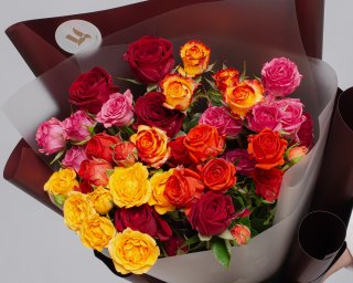 Букет из 7 кустовых роз яркий микс 60-70 см (Кения) в упаковке  small - 4