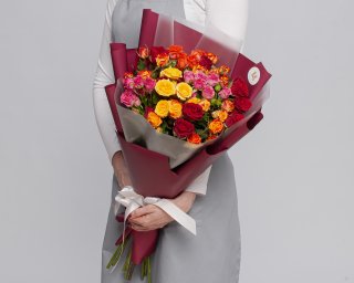 Букет из 11 кустовых роз яркий микс 60-70 см (Кения) в упаковке  small - 3
