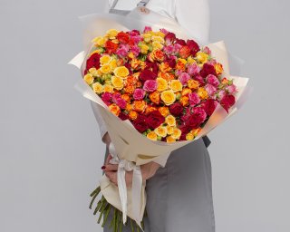 Букет из 35 кустовых роз яркий микс 60-70 см (Кения) в упаковке  small - 3